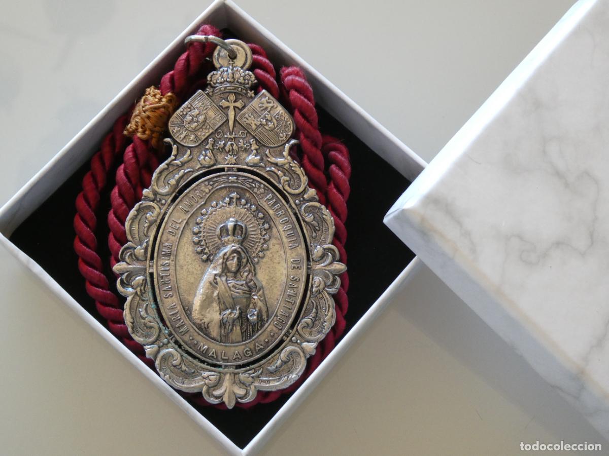 Antig&uuml;edades: MEDALLA MEDALLON RELIGIOSO. COFRAD&Iacute;A JES&Uacute;S EL RICO MAR&Iacute;A STMA DEL AMOR M&Aacute;LAGA. CON CAJA 90GR