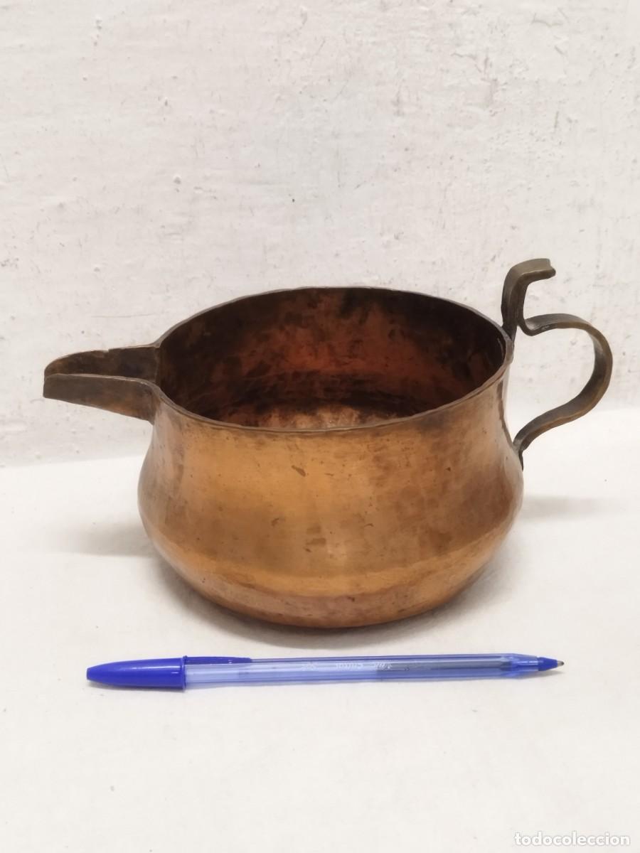 Antig&uuml;edades: Antiguo recipiente tipo jarra de cobre o aran.