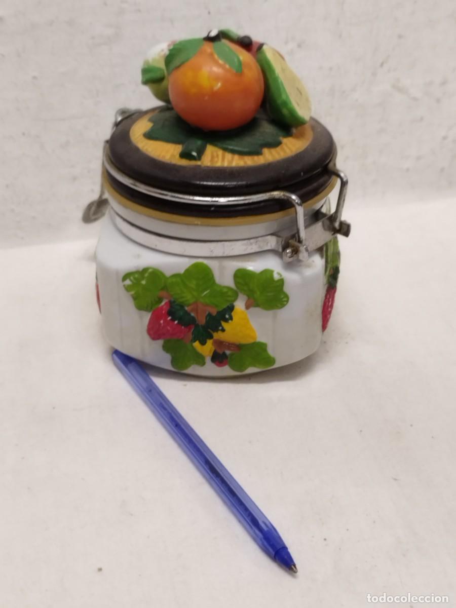 Antig&uuml;edades: Antiguo azucarero de porcelana con relieves de frutas.