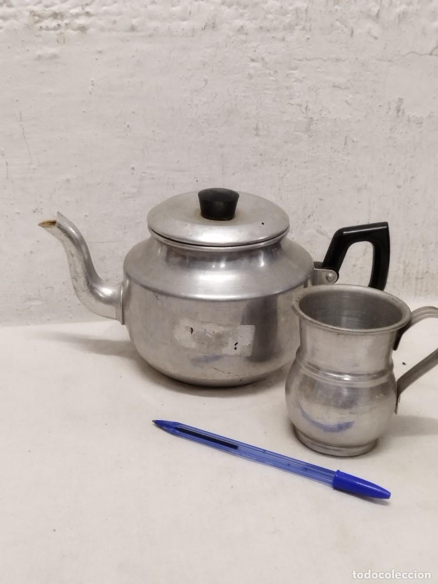 Antig&uuml;edades: Antigua cafetera y lechera.