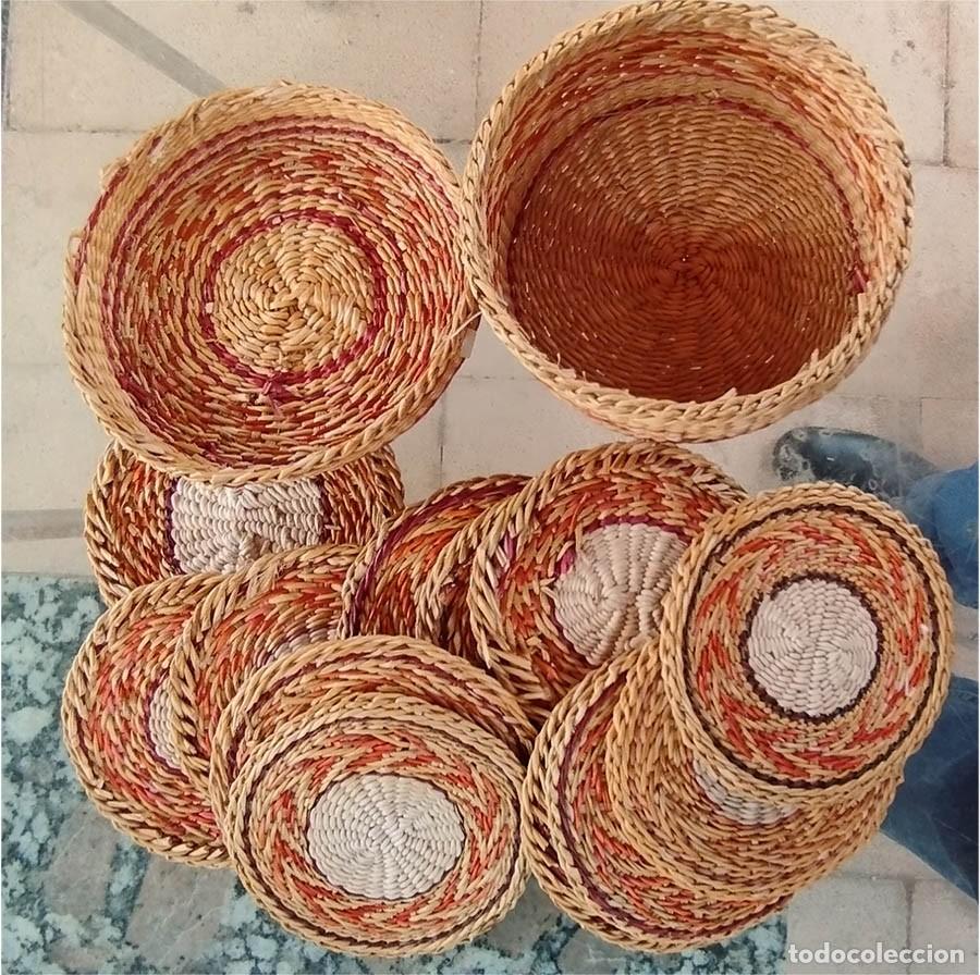 Antig&uuml;edades: 12 POSAVASOS EN SU CESTA DE MIMBRE TINTADO MIDE 12 DE DI&Aacute;METRO POR 7 DE ALTURA