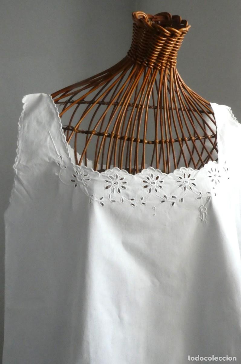 Antig&uuml;edades: ANTIGUO CAMIS&Oacute;N DE ALGOD&Oacute;N BORDADO PPIO.S.XX
