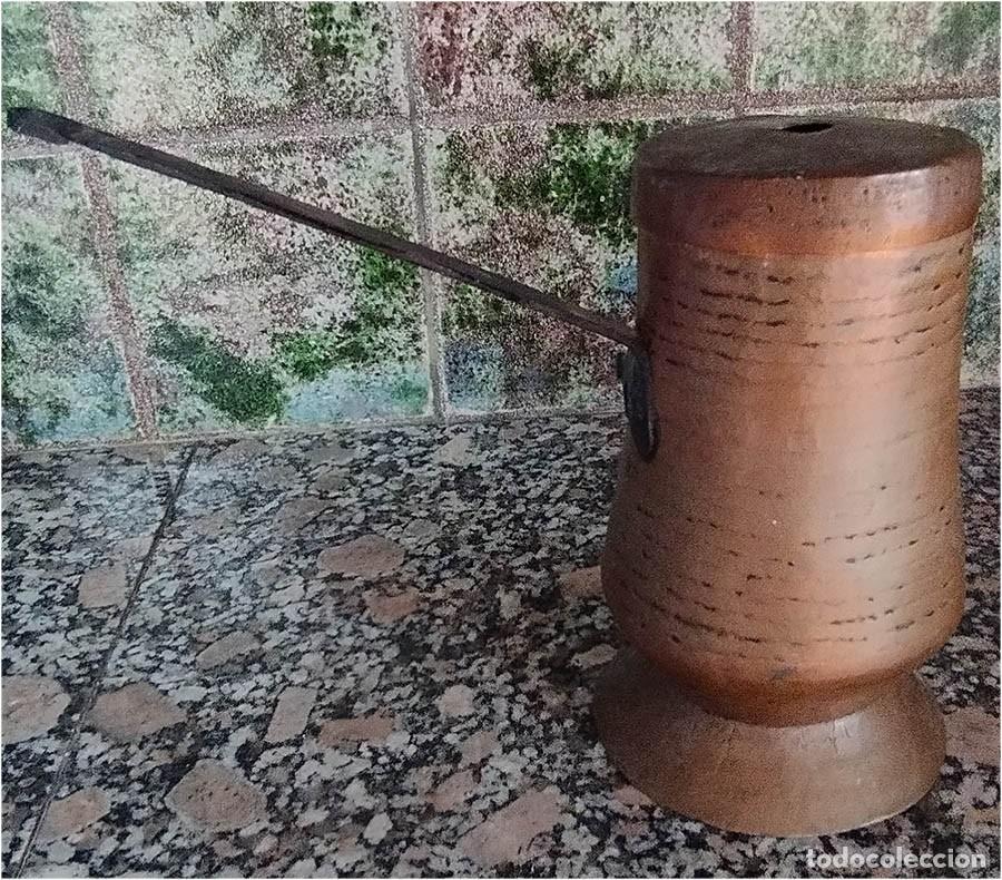 Antig&uuml;edades: ANTIGUA CHOCOLATERA EN COBRE Y HIERRO MIDE 20 CM DE ALTA BOCA 10 CM DE DI&Aacute;METRO LA BASE 13 CON RABO