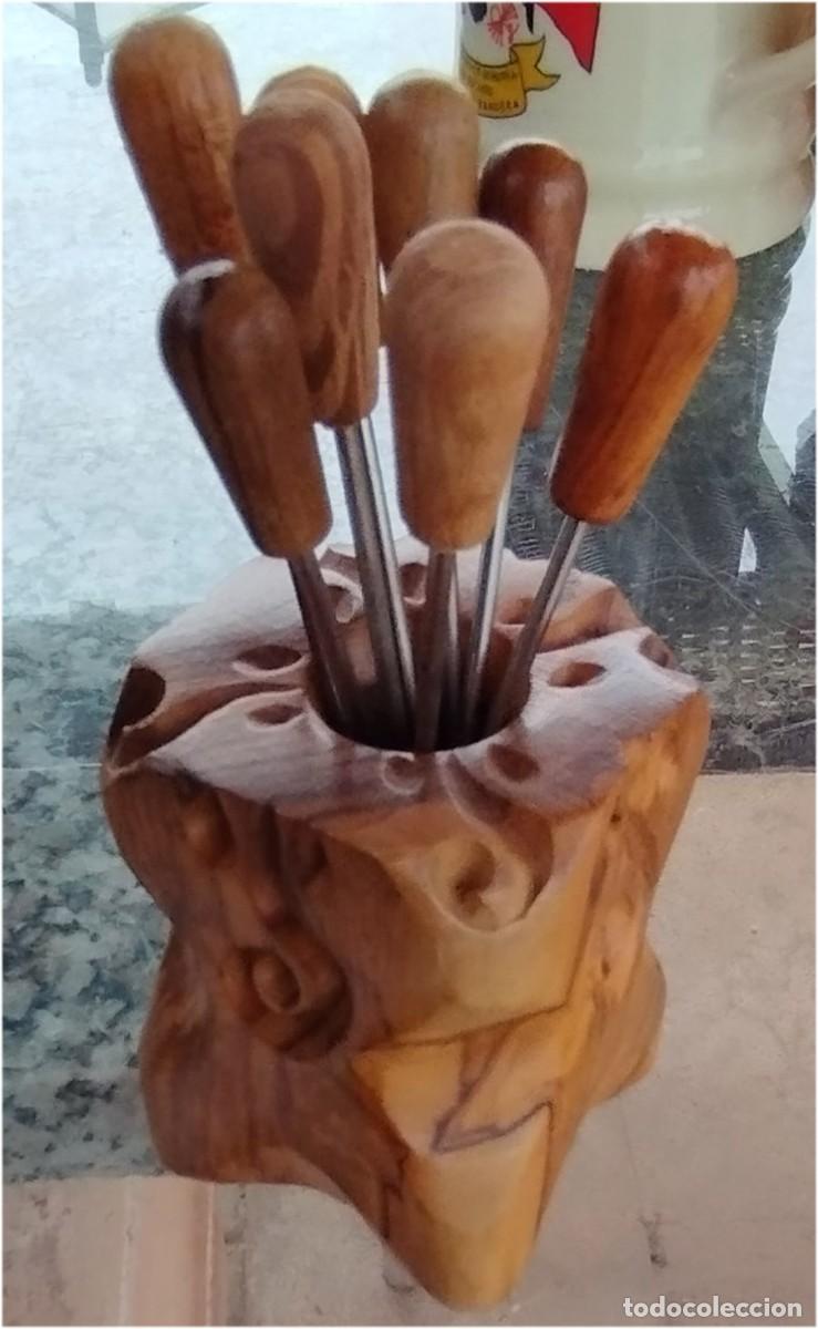 Antig&uuml;edades: 8 PINCHOS METAL Y MADERA EN SU CAJA MADERA OLIVO TALLADA MIDE LA CAJA 7/5/5 CM LOS PINCHOS 10 CM