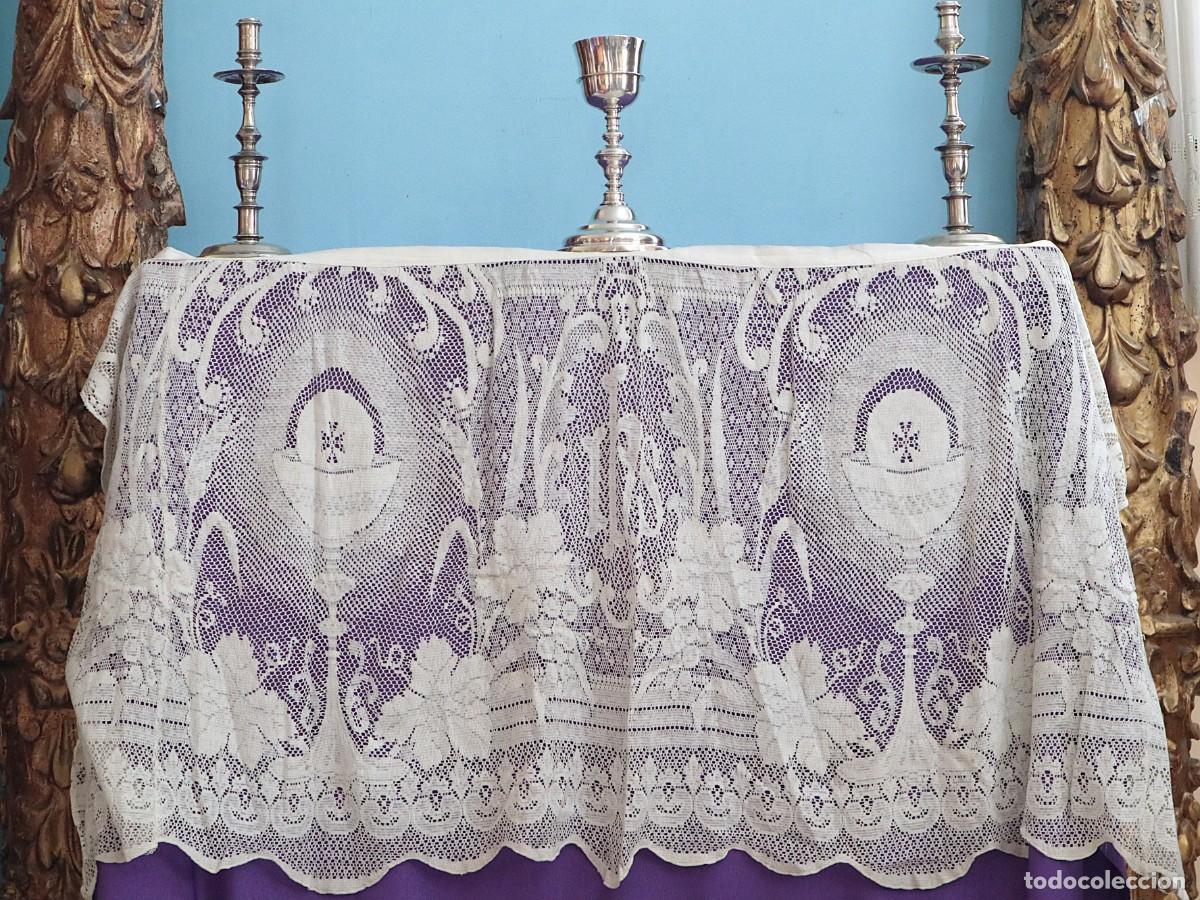 Antig&uuml;edades: Peque&ntilde;o frente de altar decorado con motivos religiosos. Pps. S. XX. Mide 160 c 68 cm.