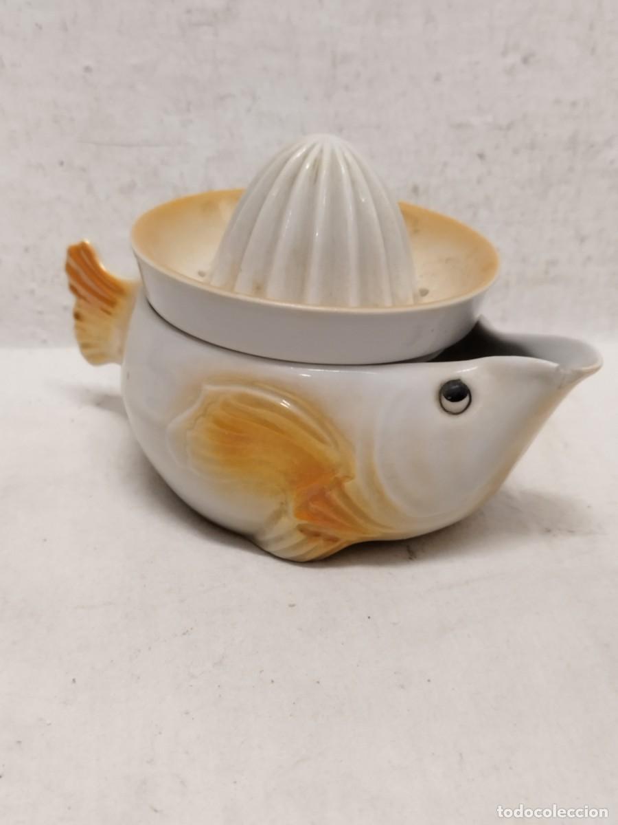 Antig&uuml;edades: Antiguo exprimidor de porcelana, para frutas naranja, lim&oacute;n. En forma de pez.