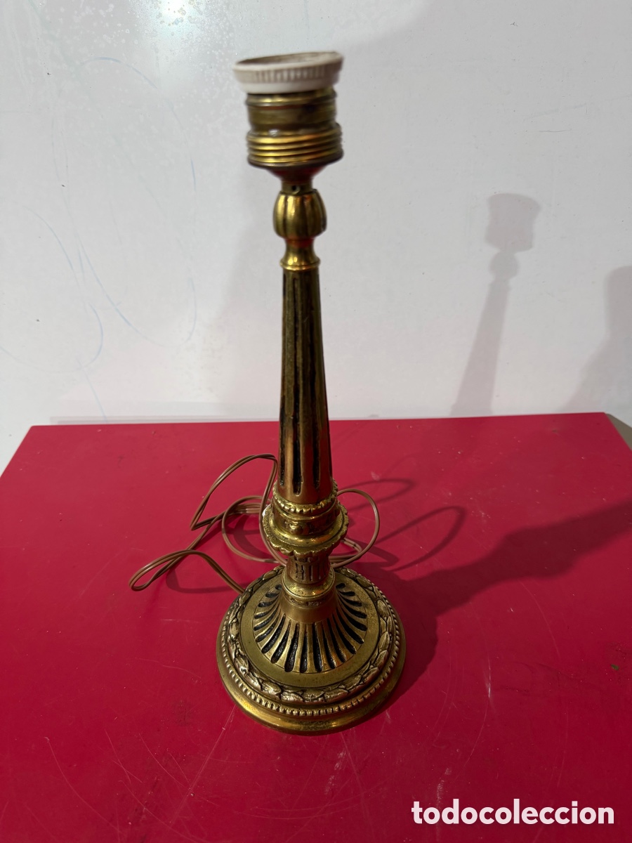Antig&uuml;edades: L&aacute;mpara vintage metal dorada cl&aacute;sica