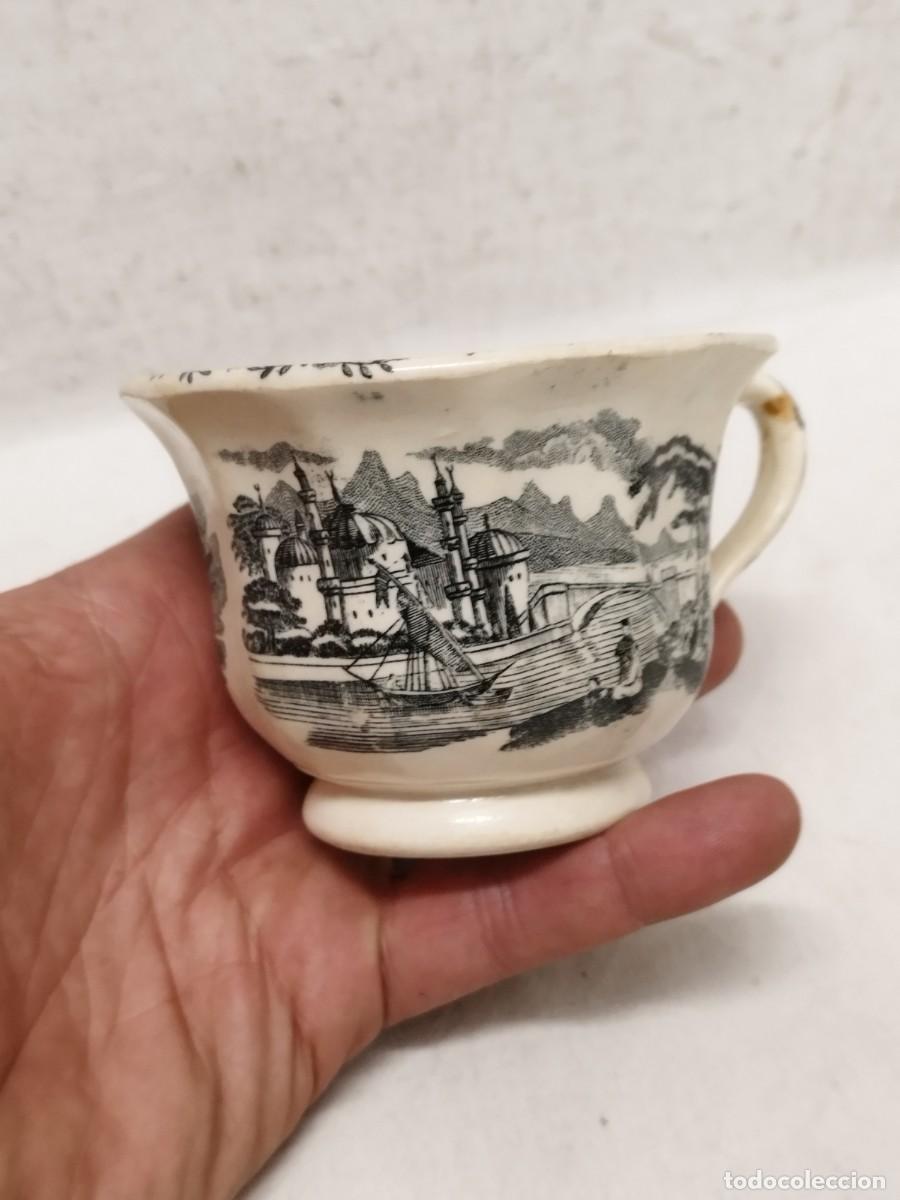 Antig&uuml;edades: Antigua taza de porcelana, tipo cartuja sevilla.