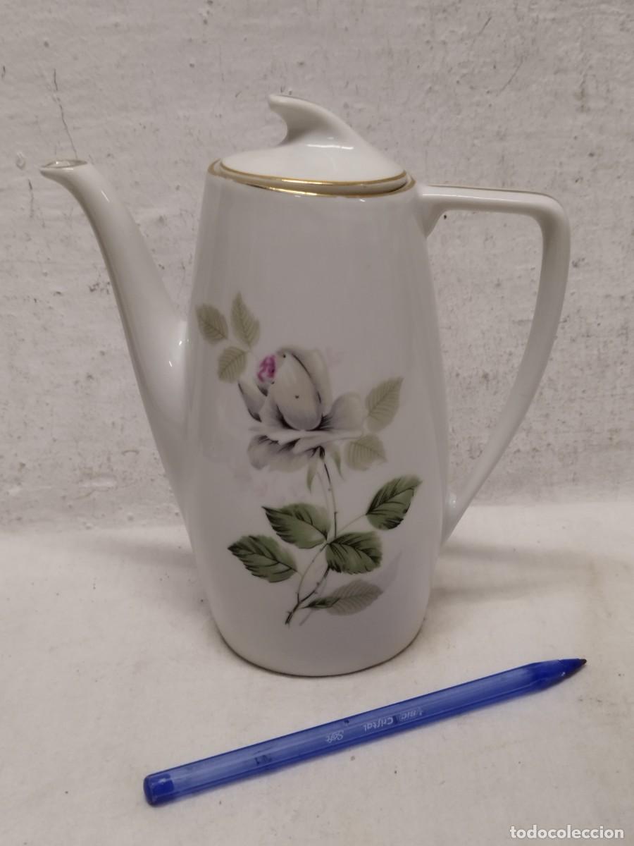 Antig&uuml;edades: Antigua cafetera de porcelana con motivos florales.