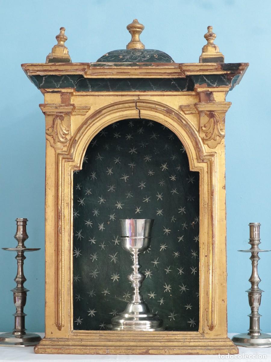Antig&uuml;edades: Capilla-hornacina de madera tallada, dorada y policromada. Siglo XVIII. Mide 74 x 46 cm.