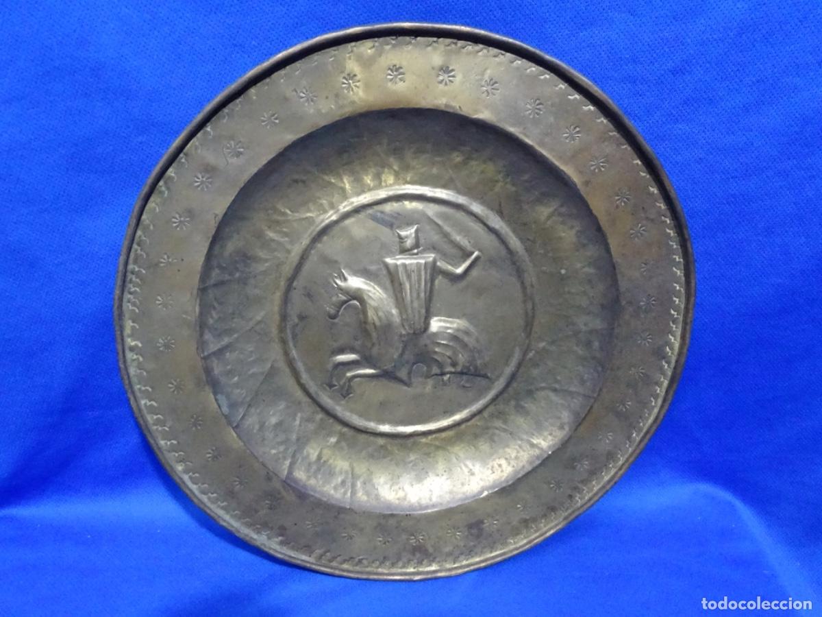 Antig&uuml;edades: GRAN PLATO PETITORIO O LIMOSNERO ANTIGUO EN LAT&Oacute;N. GUERRERO A CABALLO.