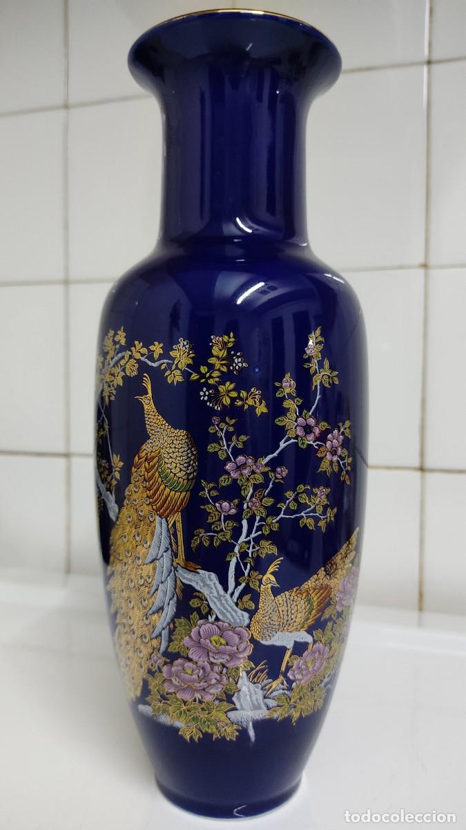 Antig&uuml;edades: Jarr&oacute;n azul cobalto con sello rojo japon&eacute;s