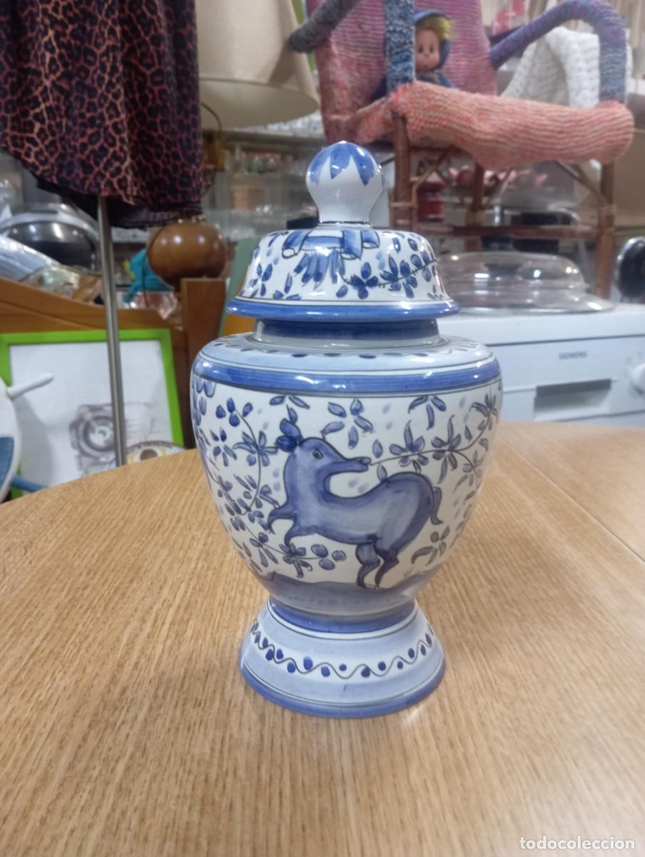 Antig&uuml;edades: Antiguo tibor bombonera de ceramica portuguesa sec xvii - M.M. 20cm