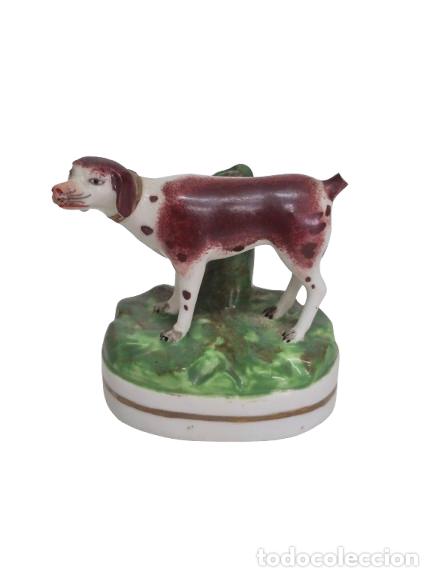 Antig&uuml;edades: Figura Perro de Caza Victoriano, Inglaterra - Porcelana Staffordshire - Sello en la Base - S.XIX