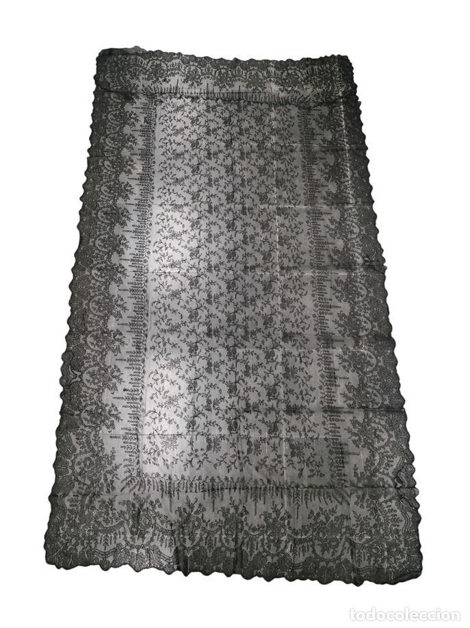 Antig&uuml;edades: GRAN MANTILLA RECTANGULAR. BASE DE TUL Y ENCAJE SEMIMEC&Aacute;NICO. 99 X 179. ESPA&Ntilde;A. XX