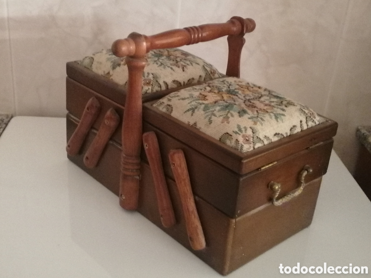 Antig&uuml;edades: Costurero de madera antiguo