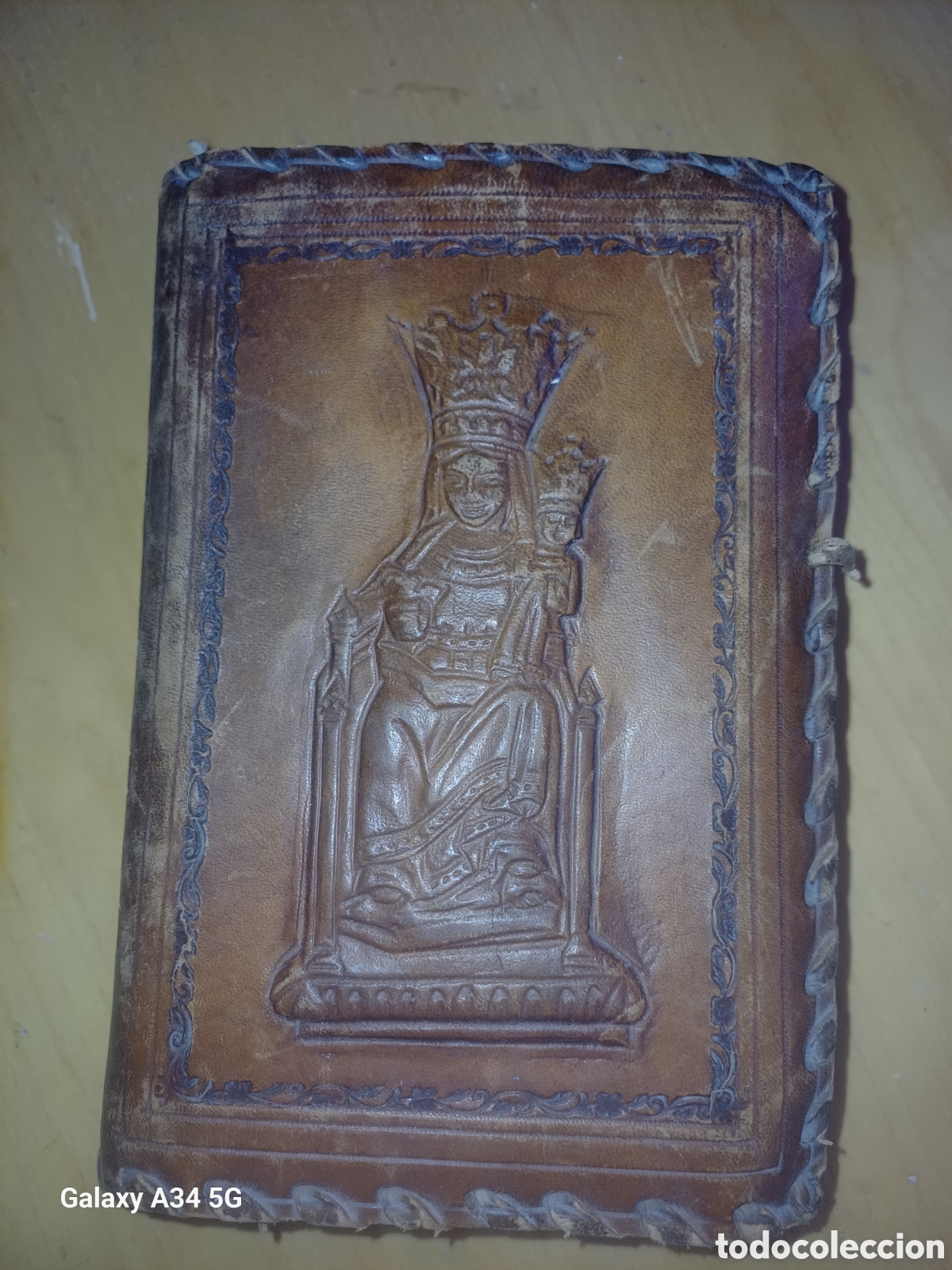 Antig&uuml;edades: VIRGEN DE QUERALT REPUJADA EN PIEL ENCUADERNACION