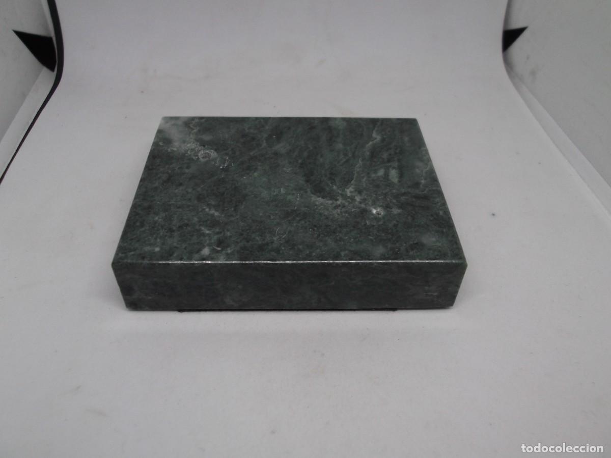 Antig&uuml;edades: Base de m&aacute;rmol verde rectangular.
