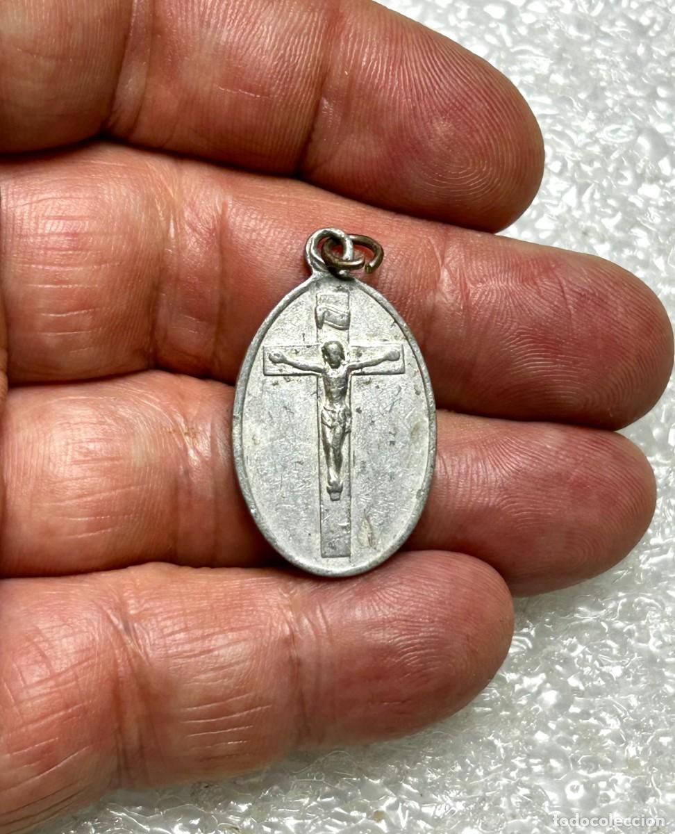 Antig&uuml;edades: 3749.Medalla de aluminio del Santo Cristo de la Piedad de Elvas