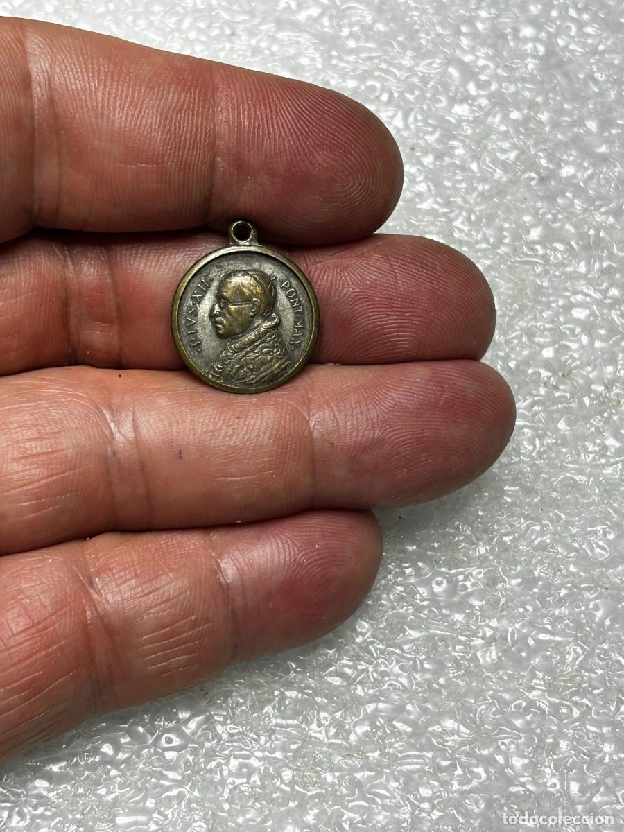 Antig&uuml;edades: 3750.Antigua medalla religiosa que representa al Papa P&iacute;o XII
