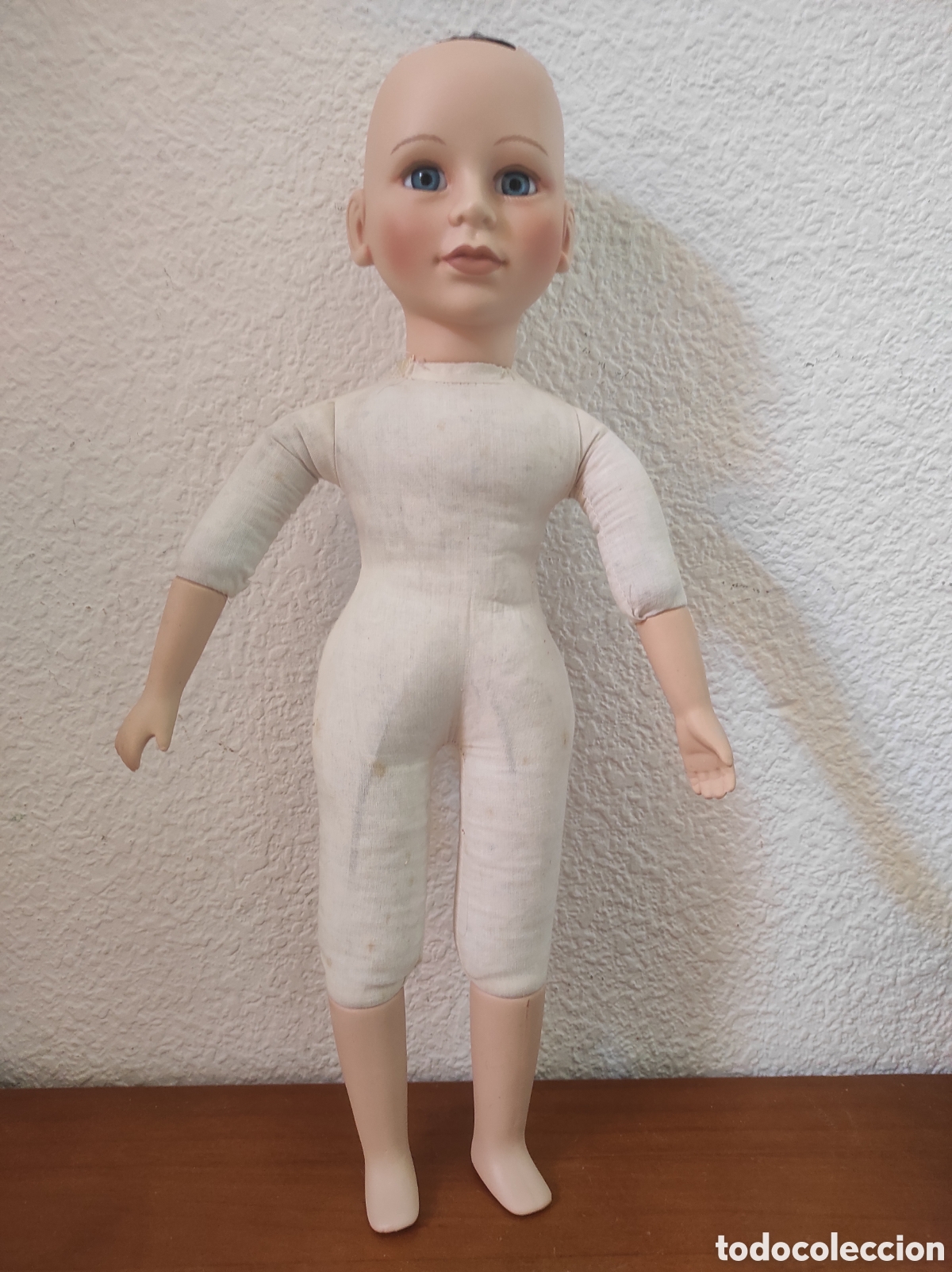 Antig&uuml;edades: Mu&ntilde;eca de porcelana con cuerpo de tela Leonardo Collection