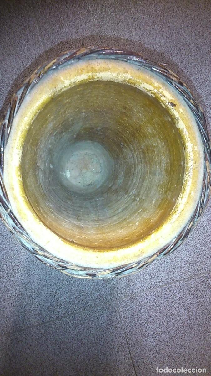 Antig&uuml;edades: GRAN VASO DE BARRO COCIDO Y MIMBRE. - Foto 3