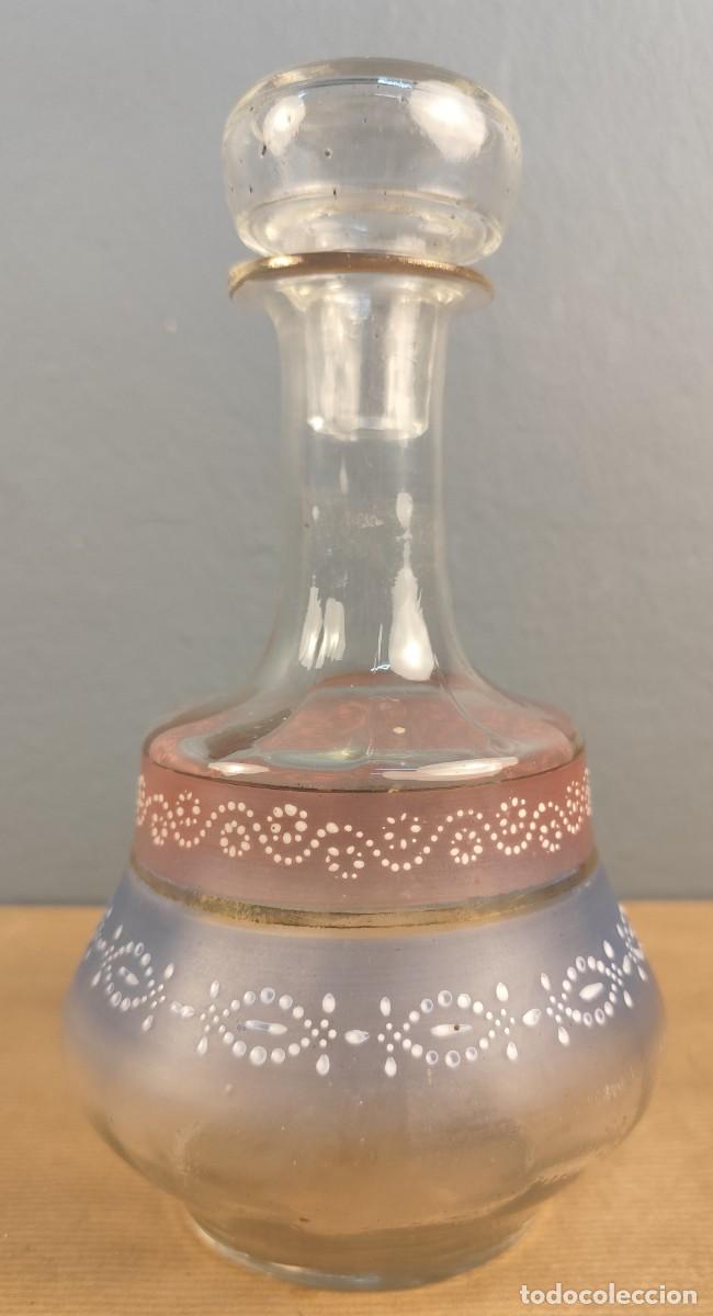 Antig&uuml;edades: Botella de cristal decorada principios siglo XX
