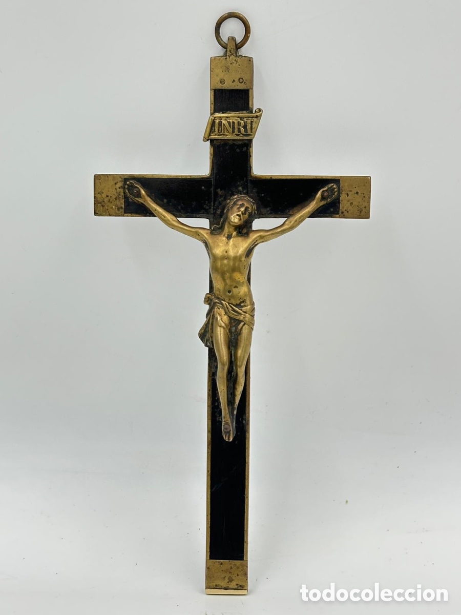Antiguidades: Antiguo crucifijo Cristo de bronce en la cruz. Siglo XVIII - XIX.