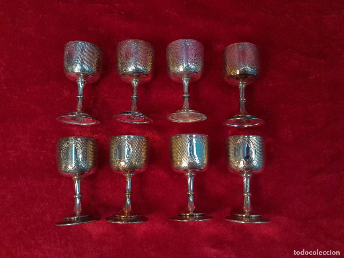 Antiguidades: JUEGO DE DIEZ COPITAS DE LICOR BA&Ntilde;ADAS EN PLATA CON DECORACI&Oacute;N GUILLOCH&Eacute;. SIGLO XX