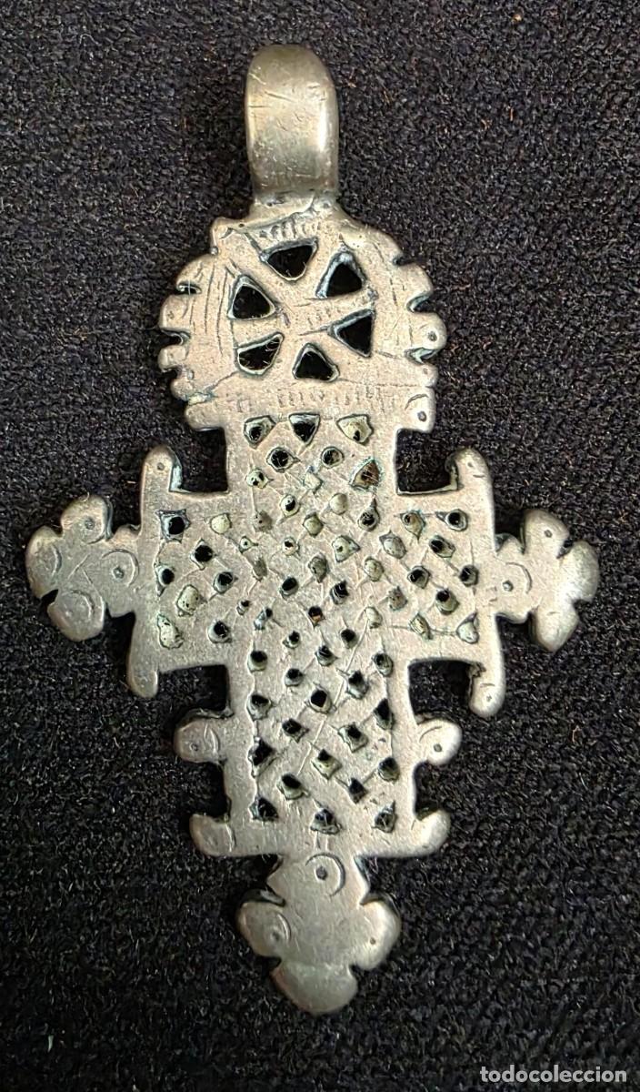 Antig&uuml;edades: Cruz colgante antigua estilo et&iacute;ope copta en metal plateado &ndash; pieza &eacute;tnica 6,5 x 4 cm