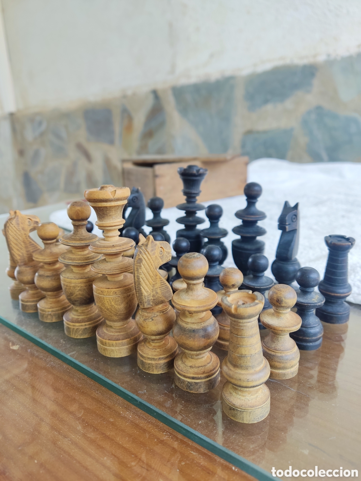 Antig&uuml;edades: Ajedrez de madera y caja muy antiguo