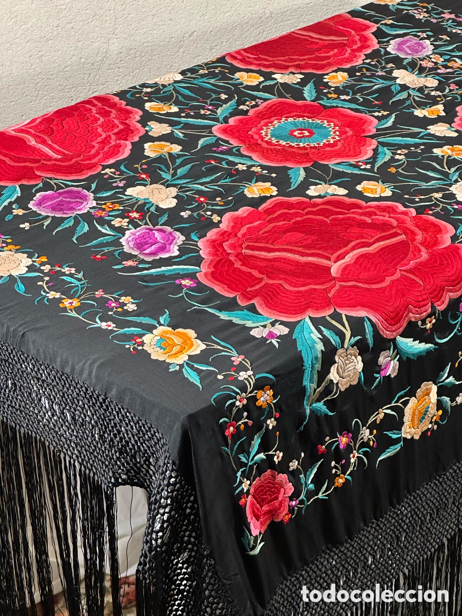 Antig&uuml;edades: Antiguo mant&oacute;n de Manila, circa 1900. Indumentaria tradicional. Seda flores textil.