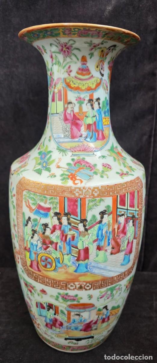 Antig&uuml;edades: Gran jarr&oacute;n chino de porcelana estilo familia rosa &ndash; escenas cortesanas y decoraci&oacute;n floral 45x25 cm
