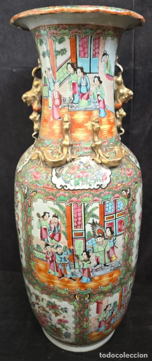 Antig&uuml;edades: Gran jarr&oacute;n chino de porcelana famille rose con asas zoomorfas doradas y escenas cortesanas 62 cm