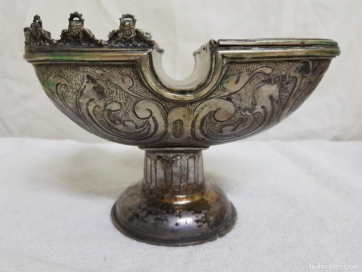 Antig&uuml;edades: NAVETA DE PLATA. CON CUCHARA. SIGLO XVII