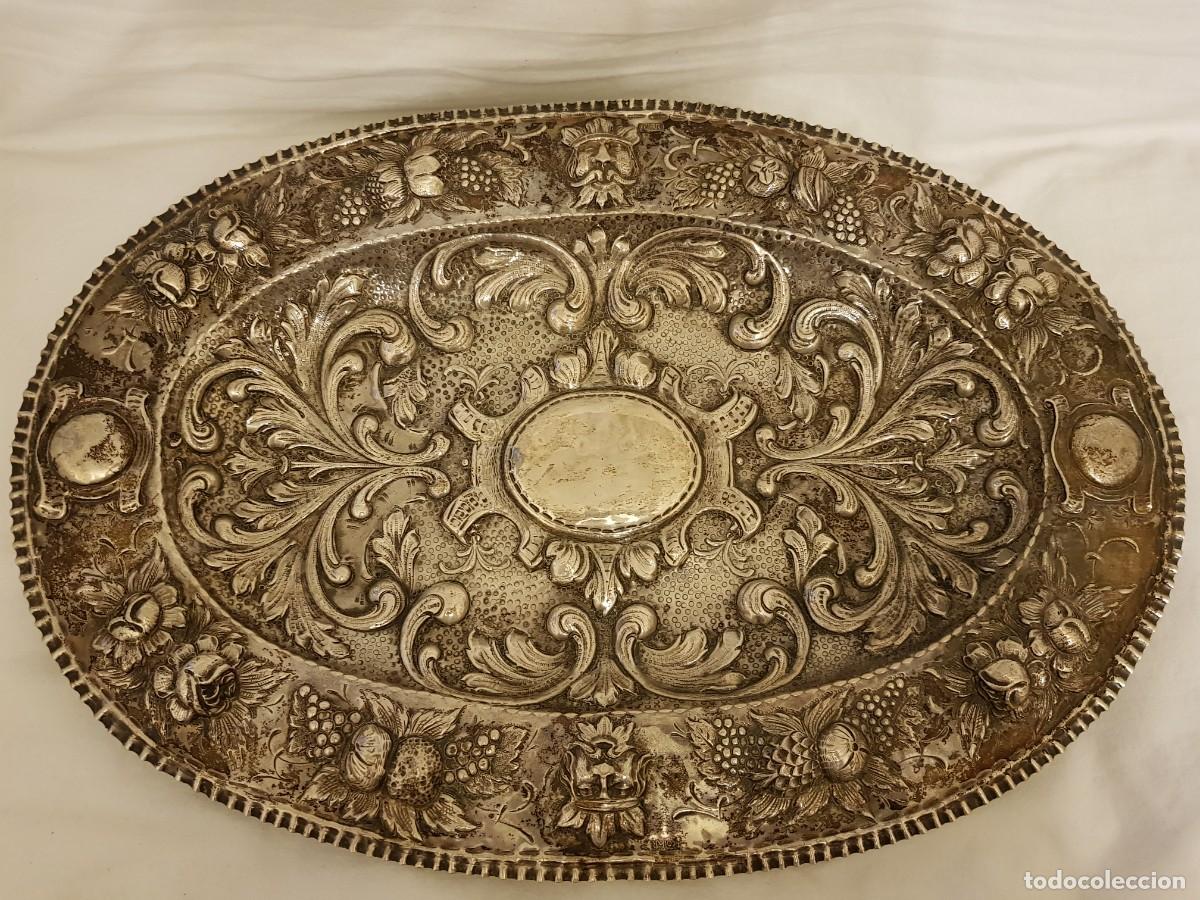 Antiguidades: Bandeja de plata repujada. Punzonado Collar. Siglo XIX