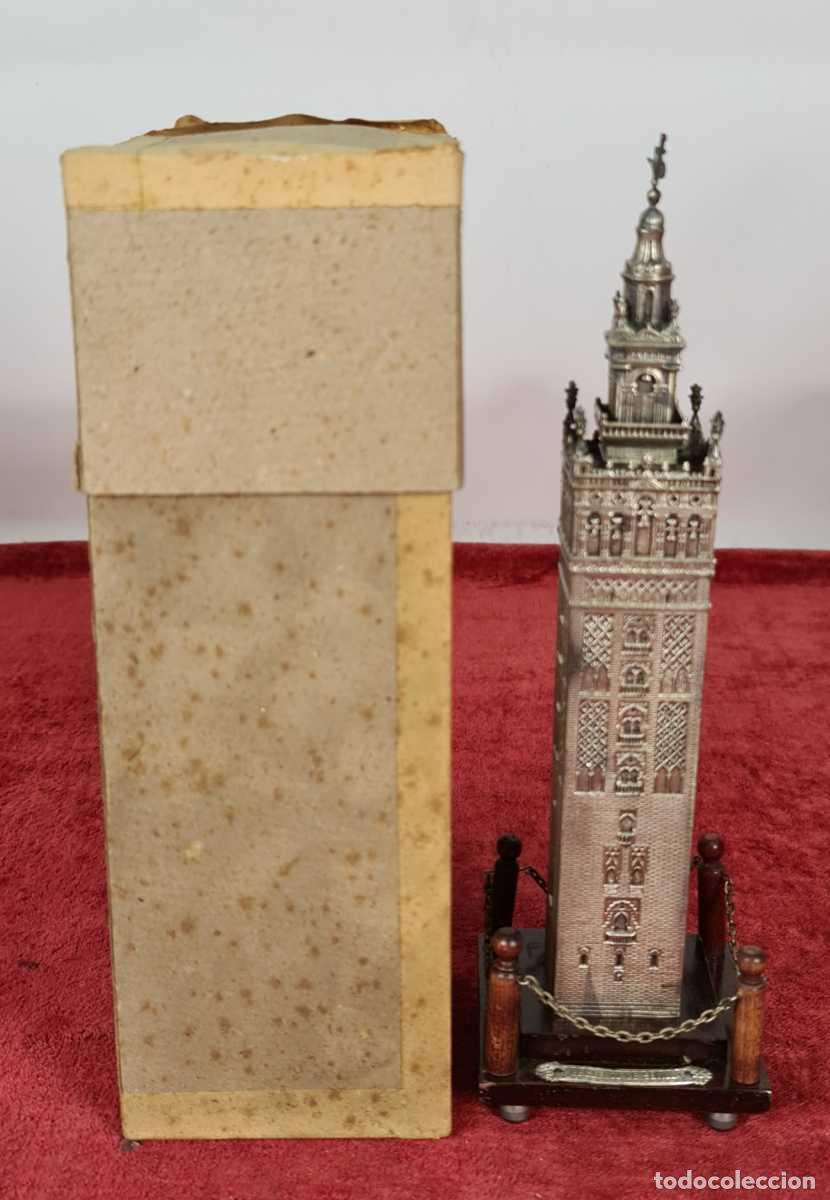 Antig&uuml;edades: LA GIRALDA DE SEVILLA. METAL PLATEADO CON BASE DE MADERA. SIGLO XX.
