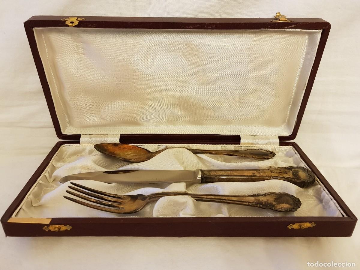 Antig&uuml;edades: Caja con tenedor, cuchillo y cuchara de plata 925 mm. Punzonada. A&ntilde;os 50