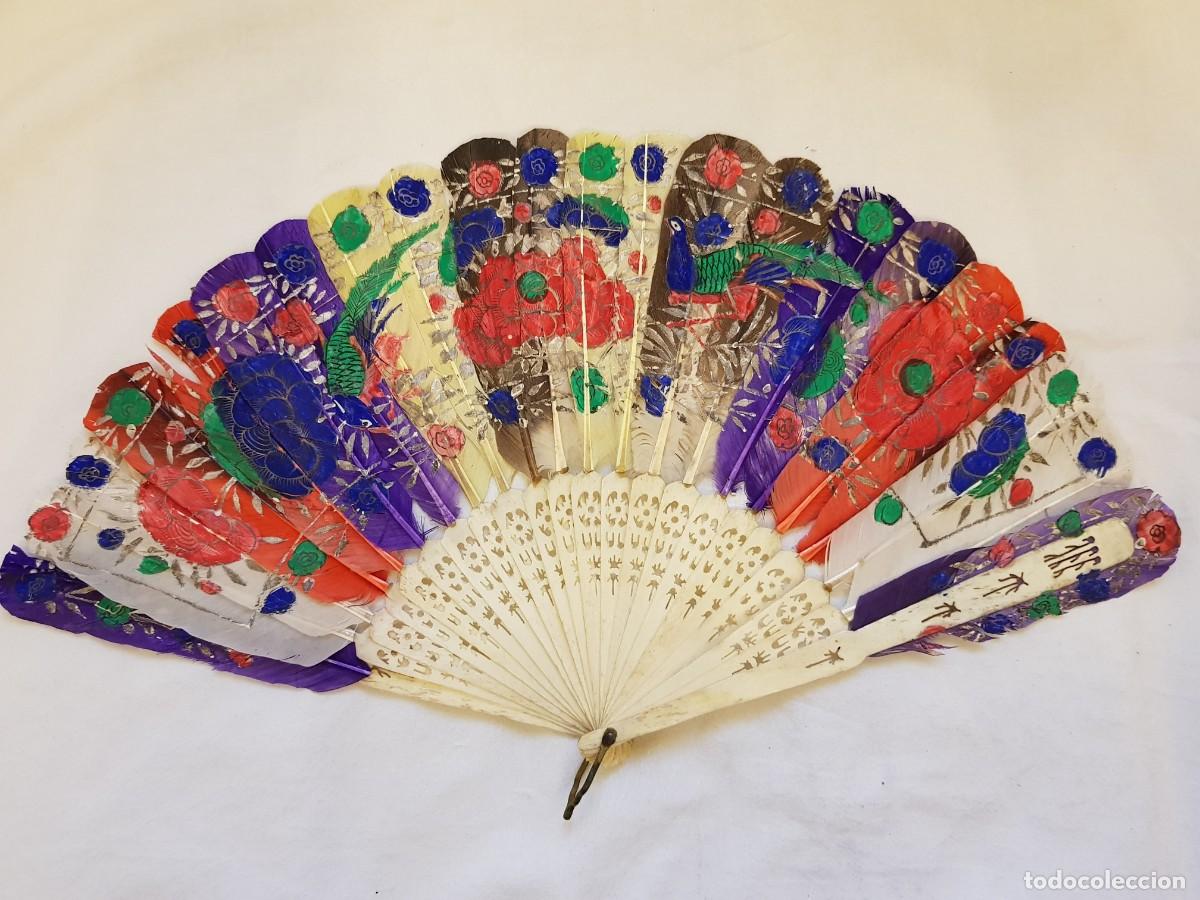 Antig&uuml;edades: Original abanico de hueso y pa&iacute;s de plumas pintado a mano. Siglo XIX