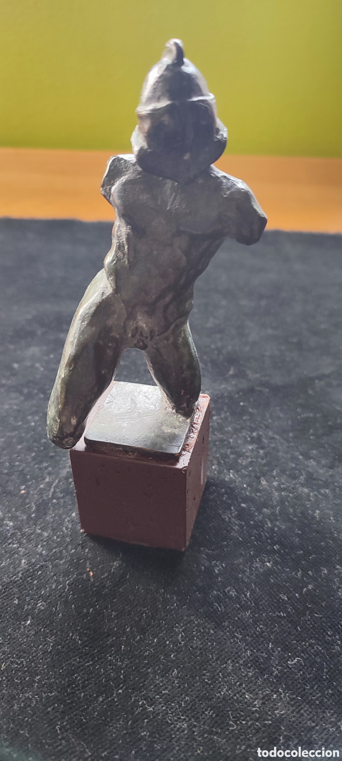 Antig&uuml;edades: Escultura en bronce de gladiador romano con pedestal de m&aacute;rmol travertino