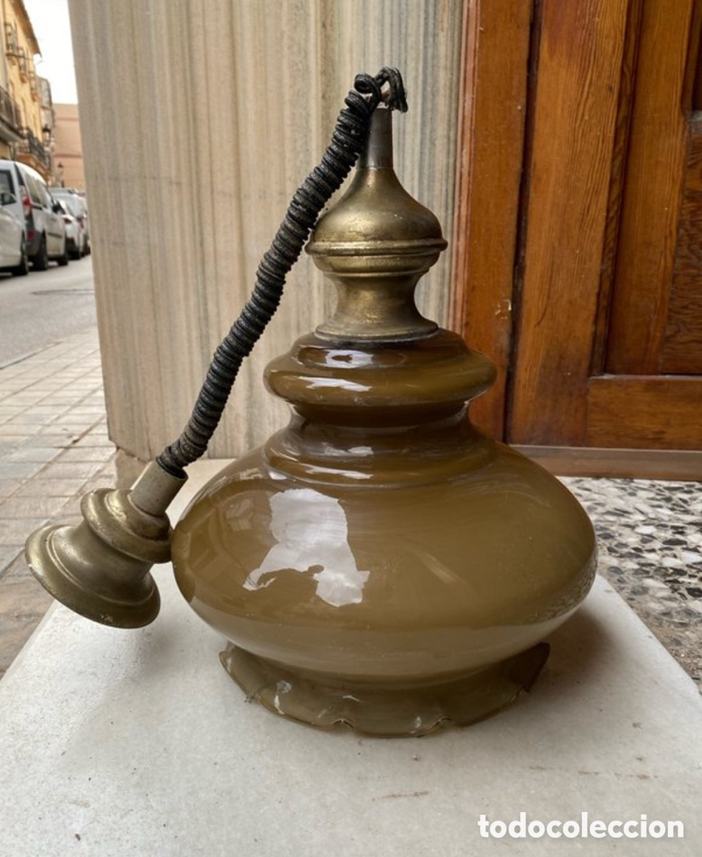 Antig&uuml;edades: L&aacute;mpara colgante vintage de lat&oacute;n y vidrio marr&oacute;n.