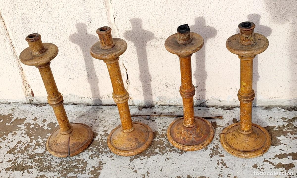 Antig&uuml;edades: Cuatro candelabros de madera, pie circular SXIX