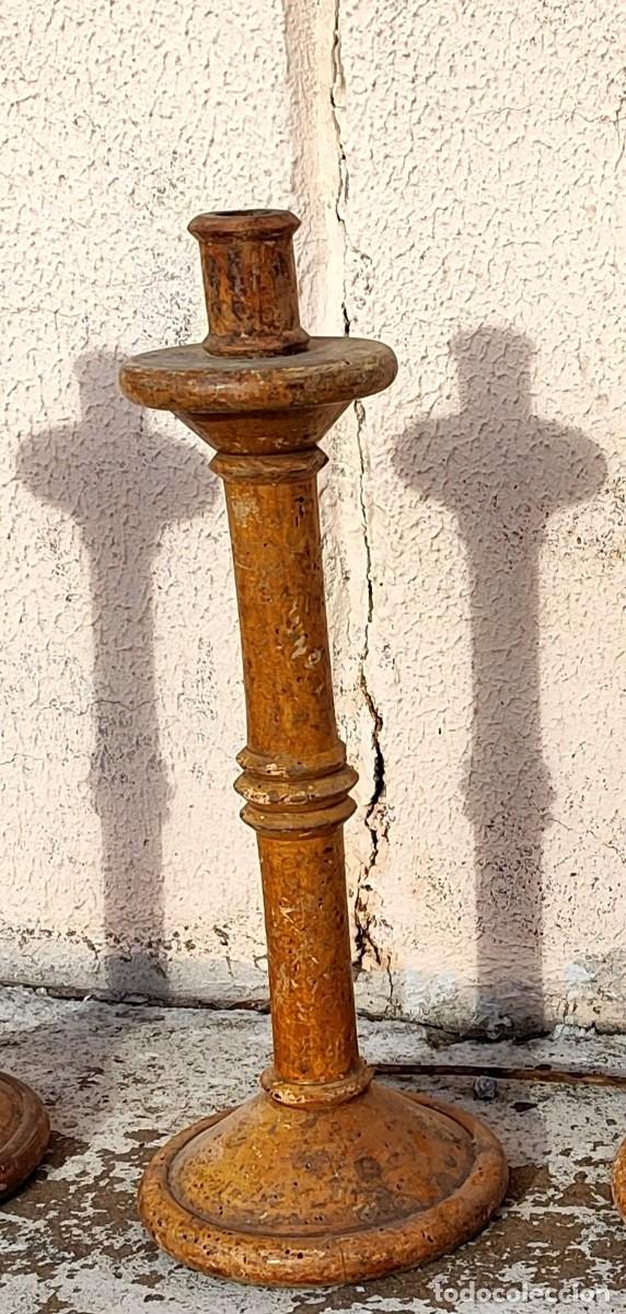 Antig&uuml;edades: Cuatro candelabros de madera, pie circular SXIX - Foto 3