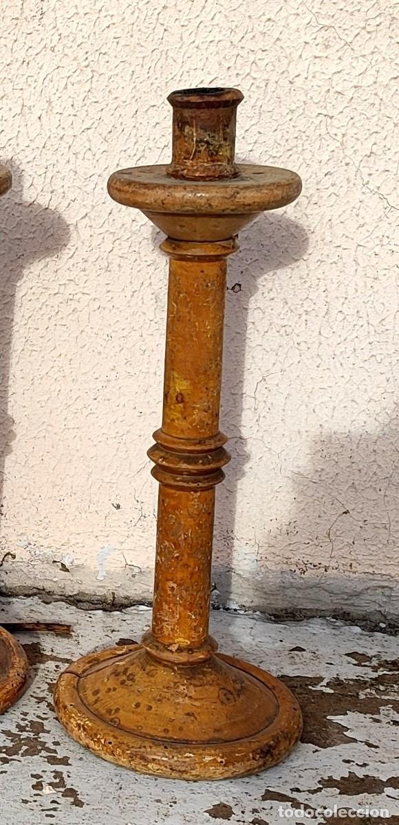 Antig&uuml;edades: Cuatro candelabros de madera, pie circular SXIX - Foto 4