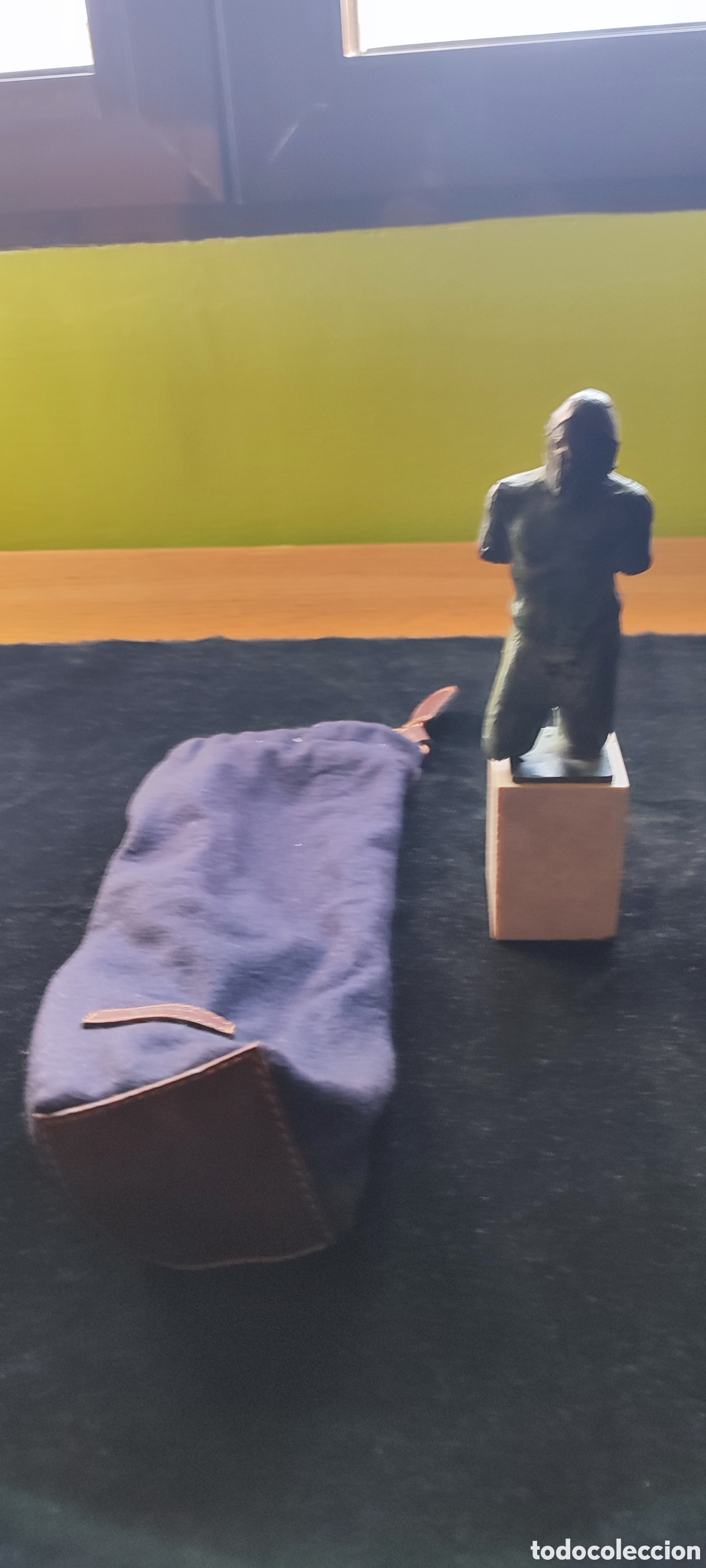Antig&uuml;edades: Escultura en bronce de un soldado griego sobre peana de m&aacute;rmol travertino