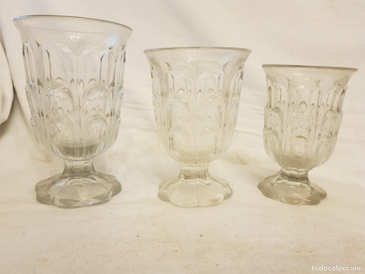 Antig&uuml;edades: Juego de tres copas huertanas de cristal. Antigua f&aacute;brica Sta. Luc&iacute;a (Cartagena). Tipo alcachofa