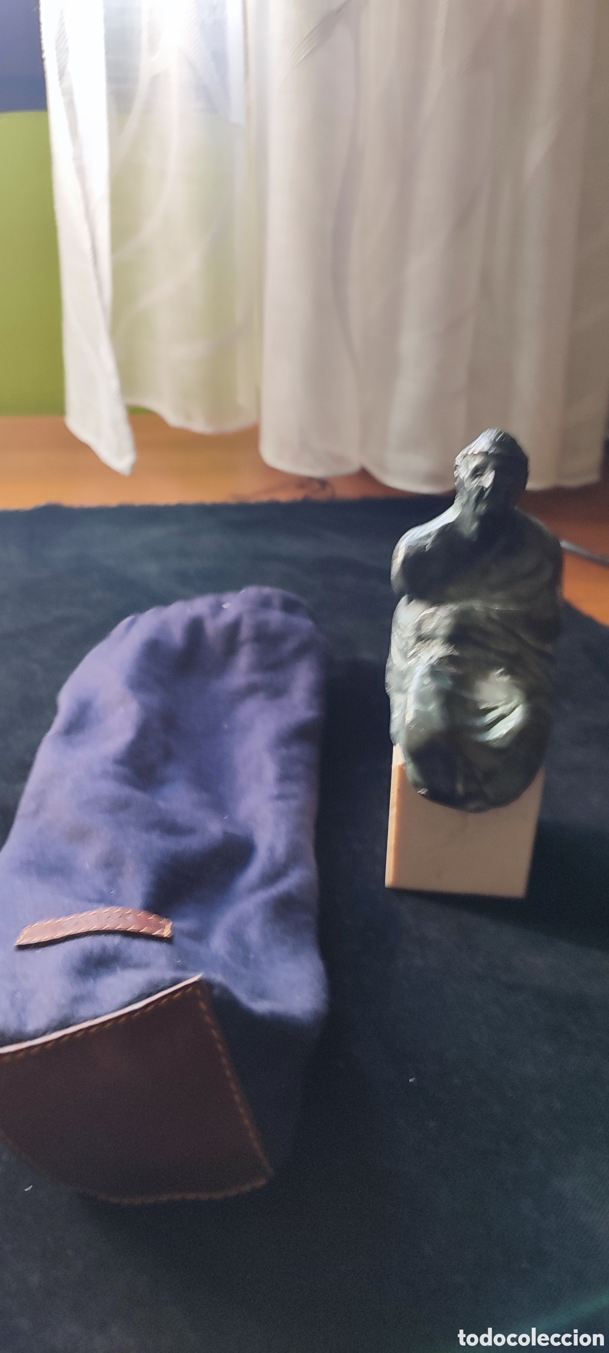 Antig&uuml;edades: Escultura en bronce de un senador rojo mano sobre peana de marmol travertino