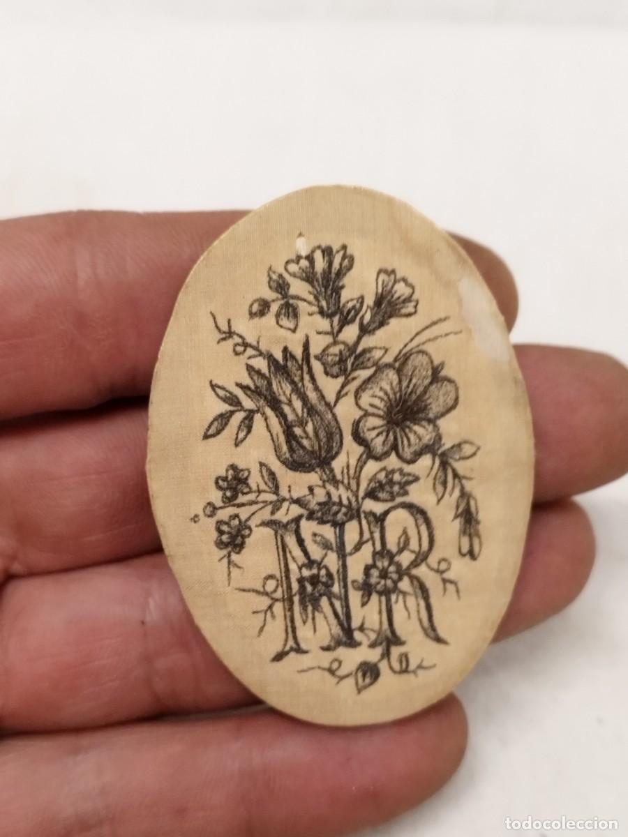 Antig&uuml;edades: Antigua tela con la iniciales NR, motivos florales. De finales siglo XIX.