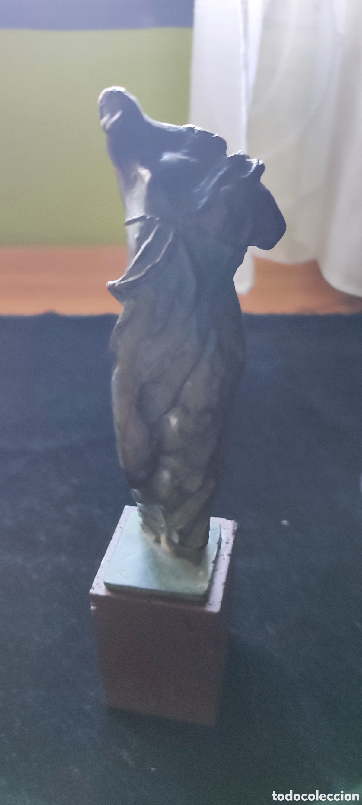 Antig&uuml;edades: Escultura de Venus romana en bronce sobre peana de m&aacute;rmol travertino
