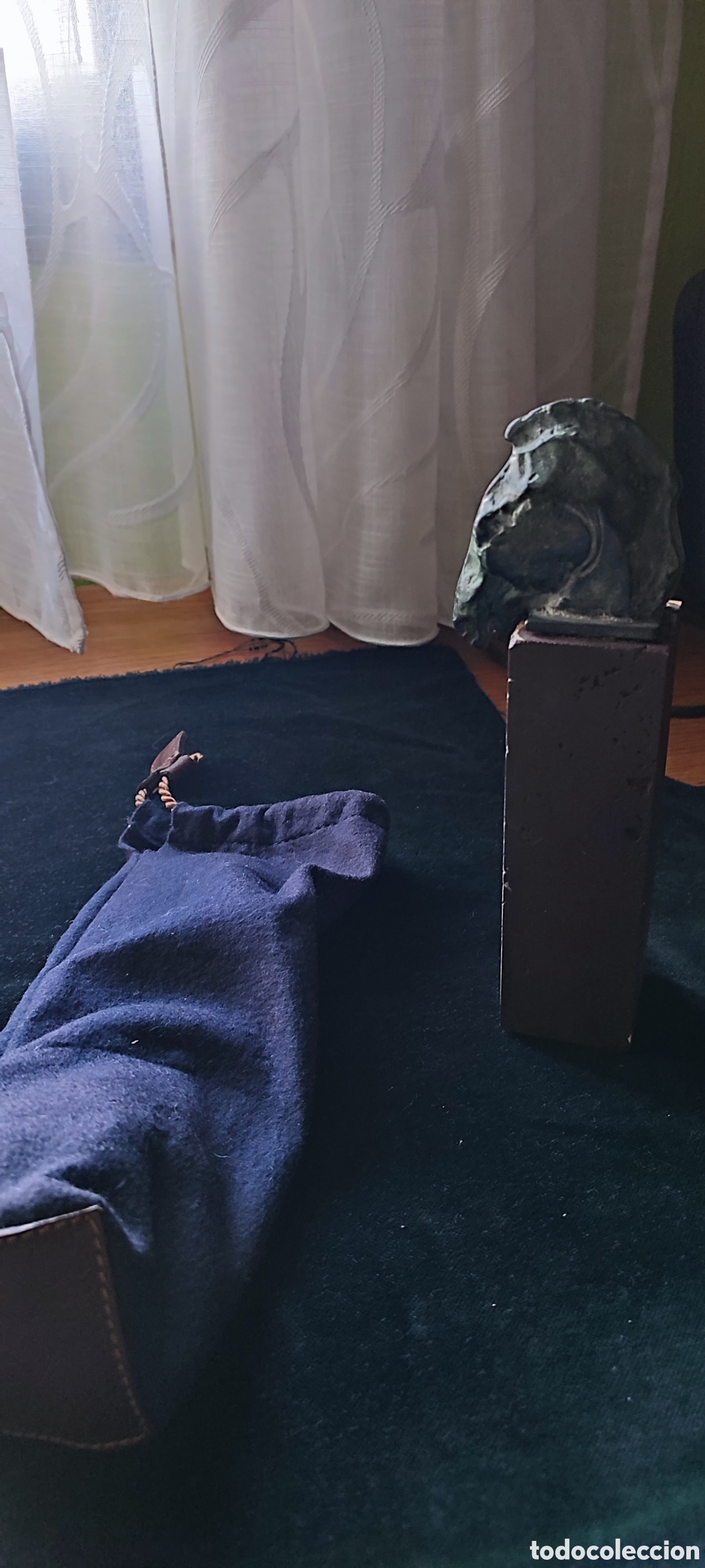 Antig&uuml;edades: Escultura en bronce de una cabeza de caballo romano con su peana de m&aacute;rmol travertino